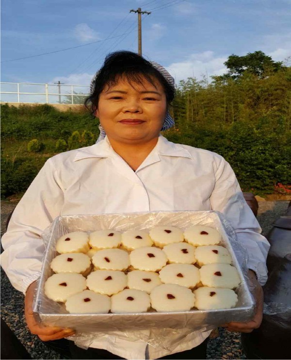  기정떡:  우리의 농산물을 사용하여 전통방식 자연발효 시큼한 술맛을 최소화 폭신하고 쫄깃한 식감 위생적으로 개별포장