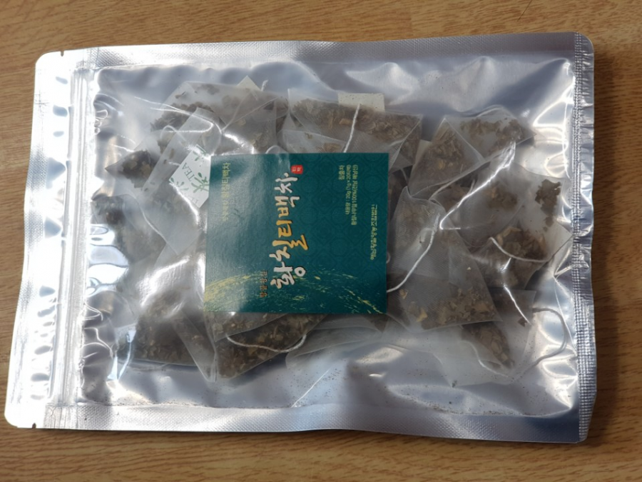  황칠티백차: 전남 해남의 산에서 재배된 친환경유기인증 받은 황칠나무를 봄에 수확한 잎만으로 예쁘게 만든 황칠티백차. 1티백으로 물 1리터를 만들어 드실수 있습니다.